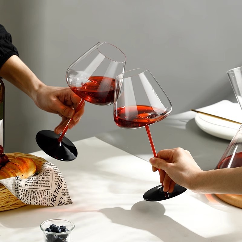 2 vasos de vino negro