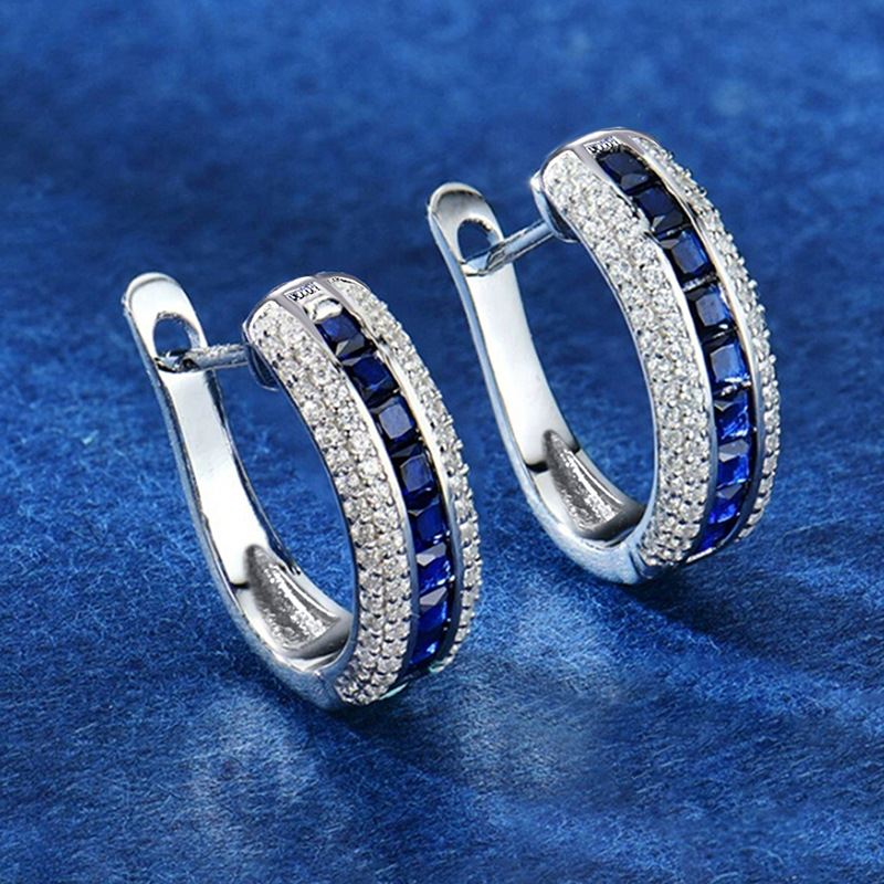 Gli eleganti e squisiti orecchini in zircone di Cao Shi, dal design sofisticato e simili agli zaffiri, sono un accessorio classico._voghion.com