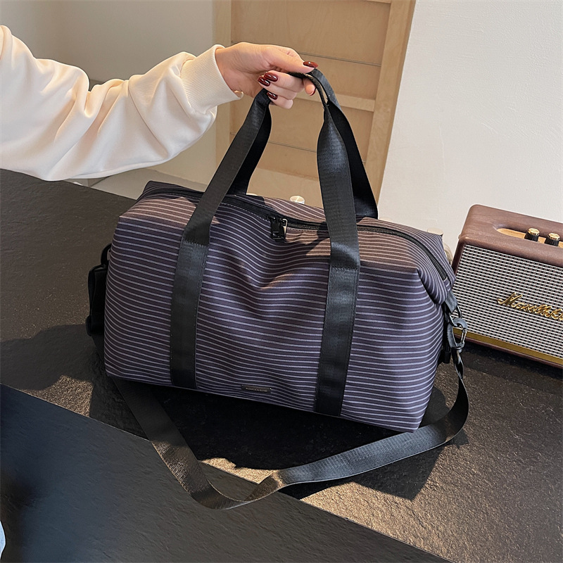 2025 nuevo paquete de viaje portátil a rayas de gran capacidad bolsas deportivas de ocio bolsas de acondicionamiento de la piel ligeras bolsas inclinadas para mujeres