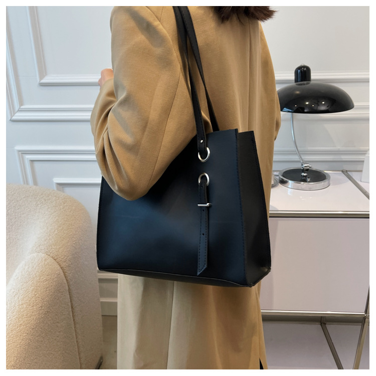 New Fashion Tote Bag Retro Portable Single Shoulder Bag Simple Large-capacity Bucket Bag display picture 7