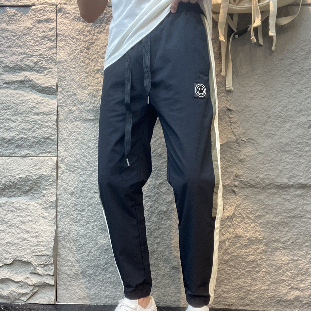 Frühling und Sommer neue Herren-Freizeithose mit diagonalem Stoff, schmal geschnittene Sporthose mit kleinem Bein, schwarzer Jugendknöchel_voghion.com