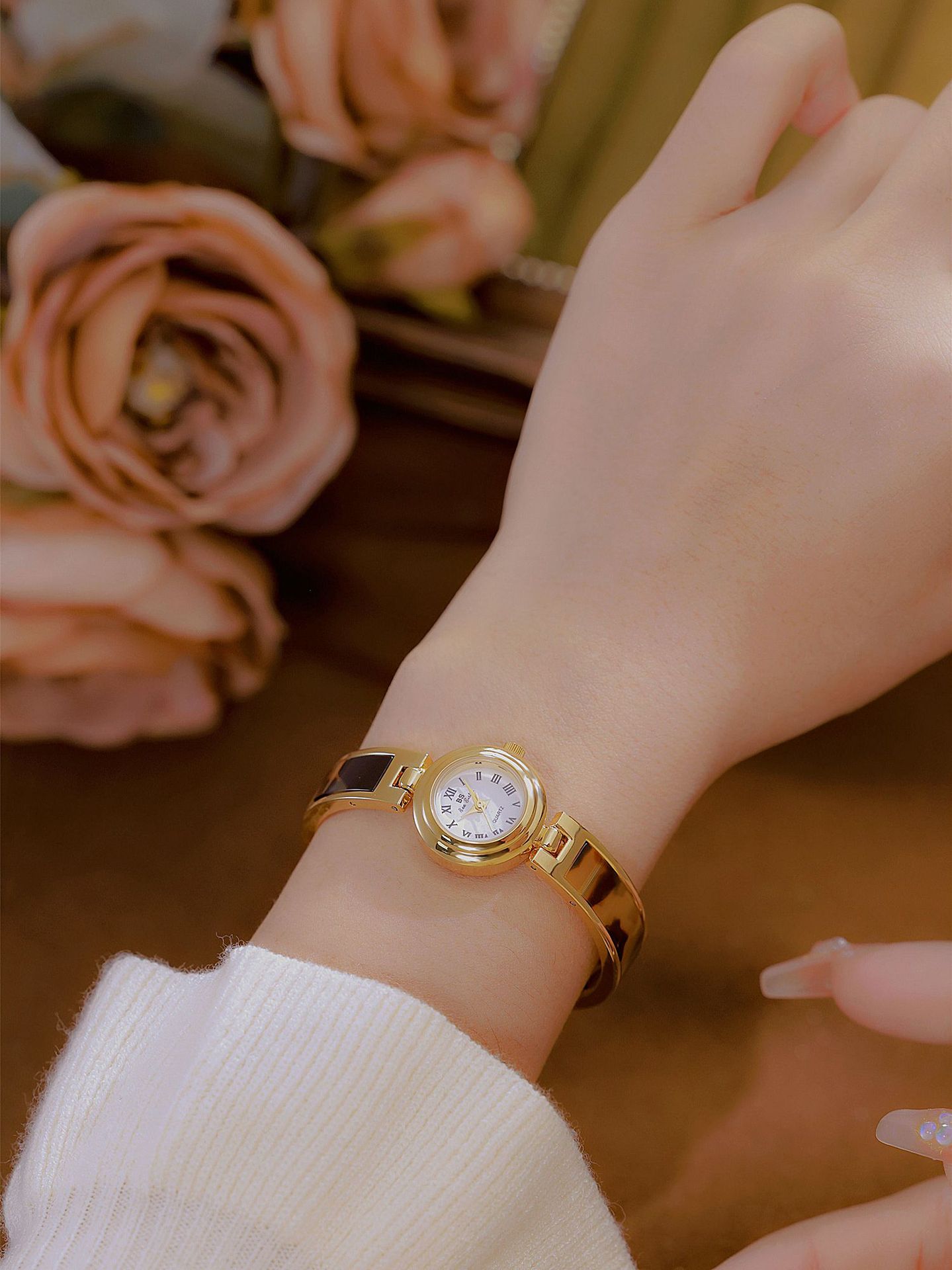 Simple Style Classic Style Solid Color Jewelry Buckle Quartz Watch Women's Watches display picture 7