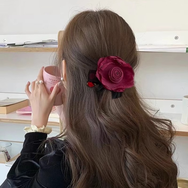 Simple y versátil arco torcido clip para el cabello de la mujer en la parte posterior de la cabeza un clip para el cabello de tiburón en un clip de agarre de alta calidad