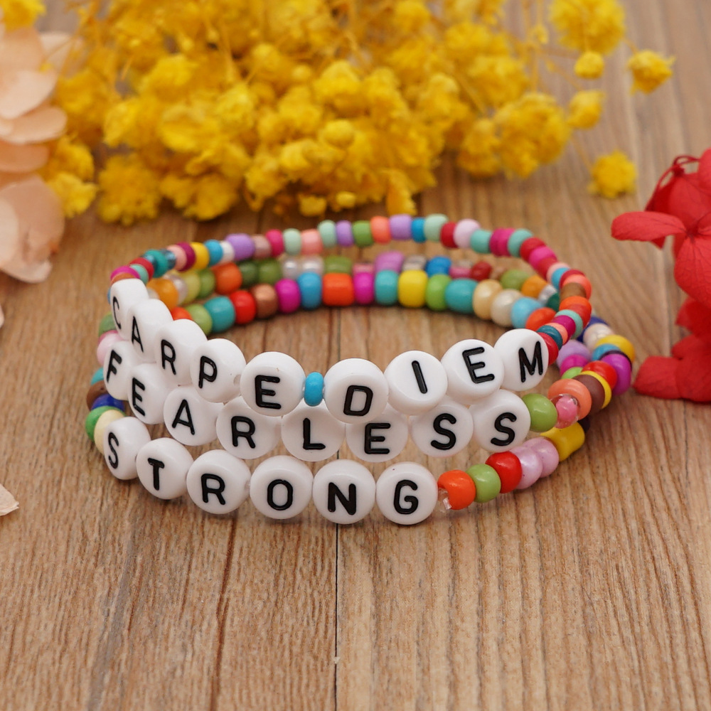 Venta Al Por Mayor De La Pulsera De La Letra De Las Cuentas Del Arroz Del Arco Iris Moldeado Hecho A Mano Del Estilo Boho display picture 6