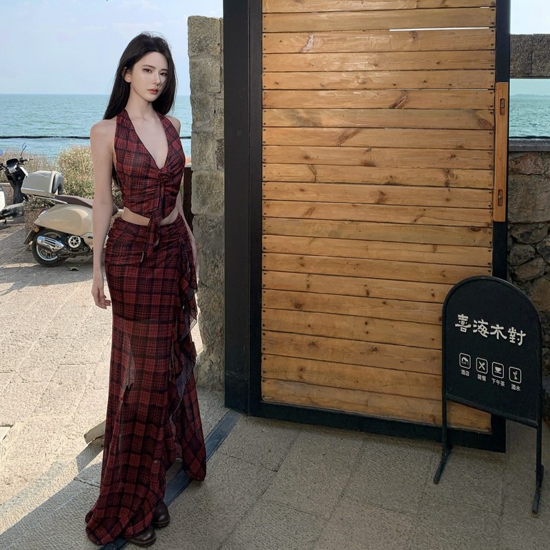 现货2025春夏红色格子套装蝴蝶贴花荷叶边挂脖上衣开衩半身裙套装|undefined