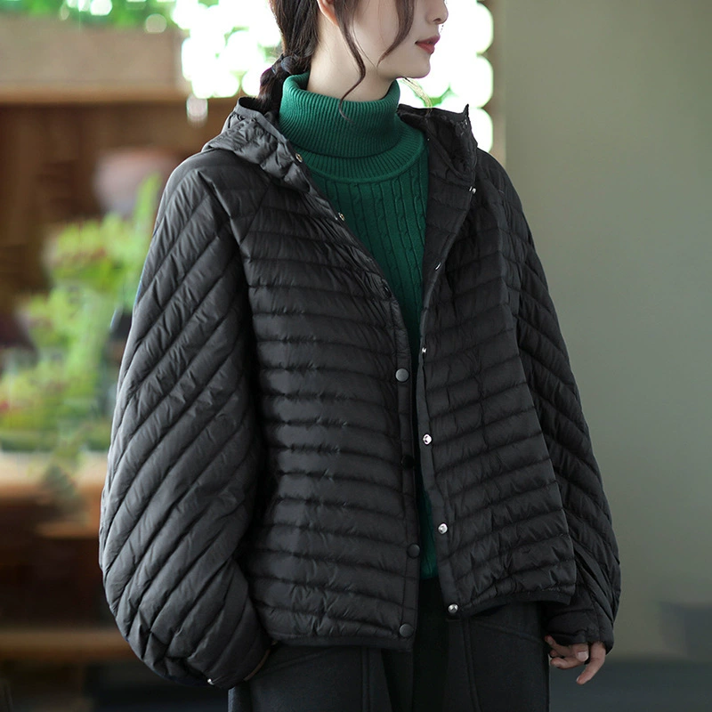 2023 Модный осенне-зимний новый удобный, приятный для кожи легкий пуховик Легкий короткий пуховик с капюшоном в горизонтальную полоску для женщин
