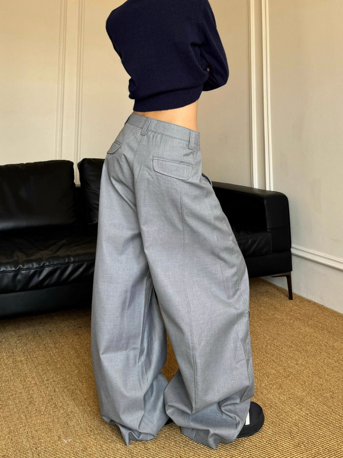 Pantalones de cimitarra gris simples y versátiles de alta gama 2025 silueta suelta plisada pierna ancha pantalones casuales de moda