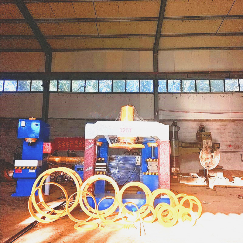 供应叉车实心轮胎压胎机  100吨龙门压胎机河北走起