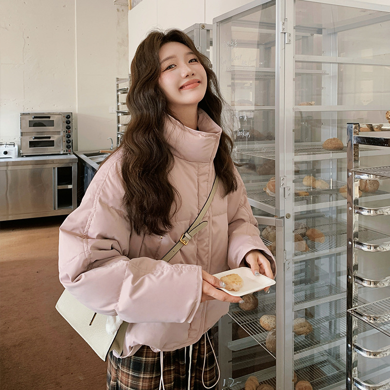 실제 사진 핑크색 짧은 다운 재킷 여성용 겨울 2025 신상 달콤한 스타일 작은 사이즈 스탠드 칼라 두꺼운 흰색 오리털 재킷