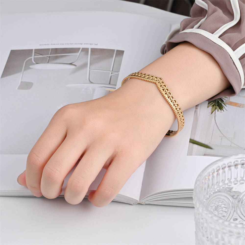 Women's Gender Casual Simple Style Crown Stainless Steel Polishing Hollow Out Bangle