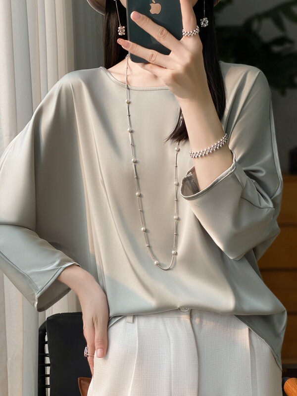 デパートの同じ半袖tシャツの女性夏2025の新型の肩の高級感の酢酸のサテンの百合の質感の底のシャツ|undefined