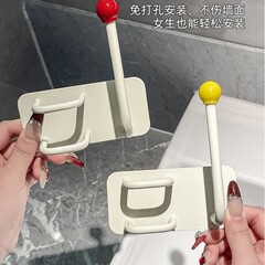 トイレの髪輪のカチューシャのひもをフックします。