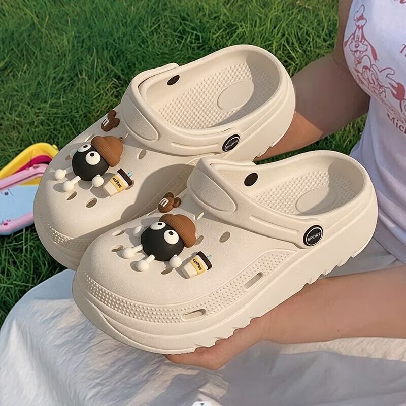 New thick-soled 2026 clogs for women, summer non-slip outdoor wear, cute cartoon beach closed-toe slippers for women