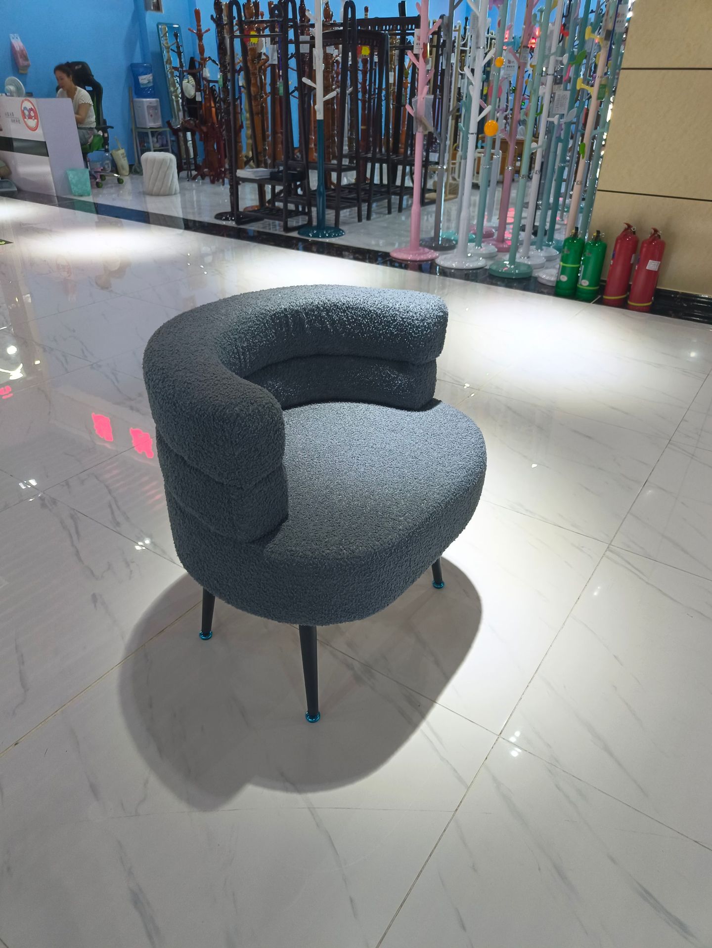 темно-серый