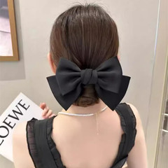 黒い蝶結びの大腸の髪輪の女性は王女の高級感の気質を逃げます。