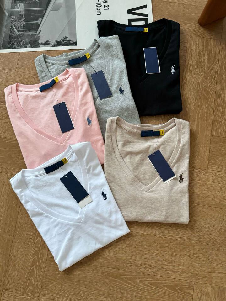 Áo thun nữ cotton tay ngắn cổ chữ V vai đứng thêu logo ngựa nhỏ, form rộng tôn dáng — Màu hồng, Màu trắng, Màu yến mạch, Xanh lá cây