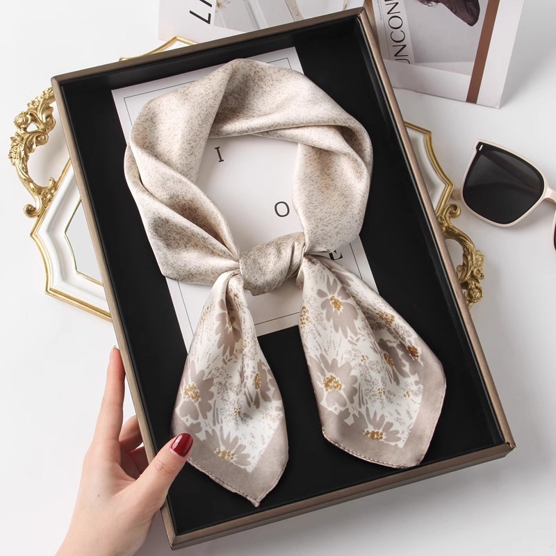 Bufanda de seda para mujer 2025 nuevo estilo 70 bufanda cuadrada cuello de sensación de alta gama para dar regalos a los ancianos para las madres práctica y versátil con camisa