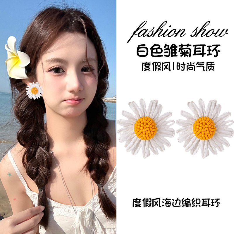 Summer white earrings, flowered