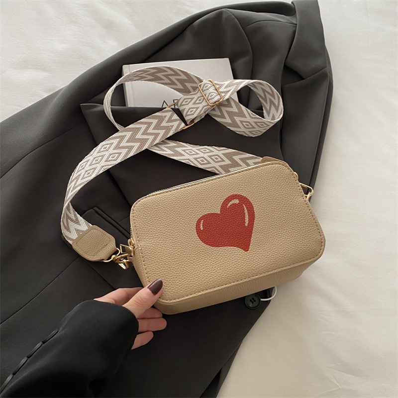 Love Fashion ancho bandolera bandolera de un solo hombro 2024 otoño e invierno nuevo estilo salvaje temperamento ins simple bolsa cuadrada pequeña