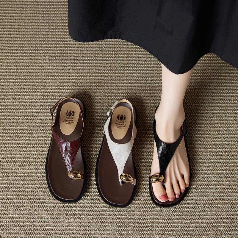 Dép sandal nữ xỏ ngón đế bệt da cừu khóa kim loại — màu nâu