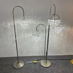 新型結婚祝いの氷条水晶の発光路は結婚式場のヨーロッパ式の鉄芸のシャンデリアの氷晶を導いて街灯の舞台の装飾を導いています。