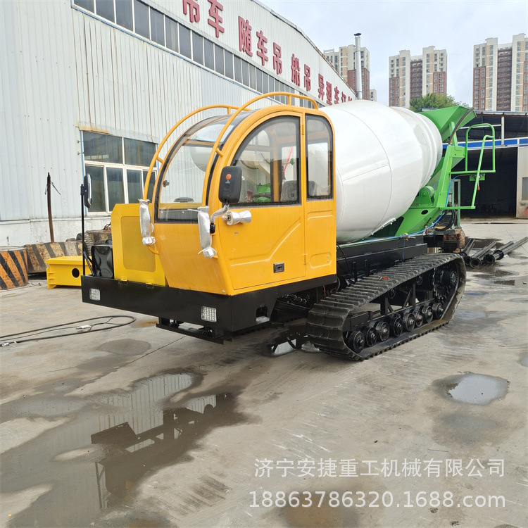 移动履带搅拌罐车 地下渠修建混凝土运输车 3方履带混凝土搅拌车