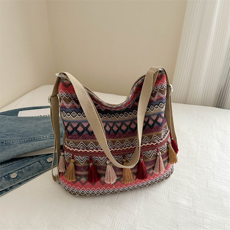 Características nacionales bolsas de mano para mujeres 2024 nuevo estilo en línea bolsas de hombro de viajes casuales de moda de chicas bolsas de borda