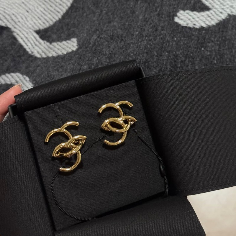 Golden earrings with letters