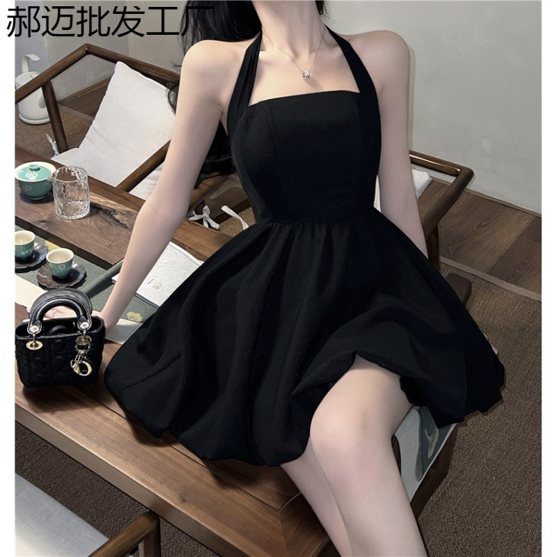 夏季新款纯欲黑色挂脖吊带连衣裙收腰气质性感字裙女小黑裙