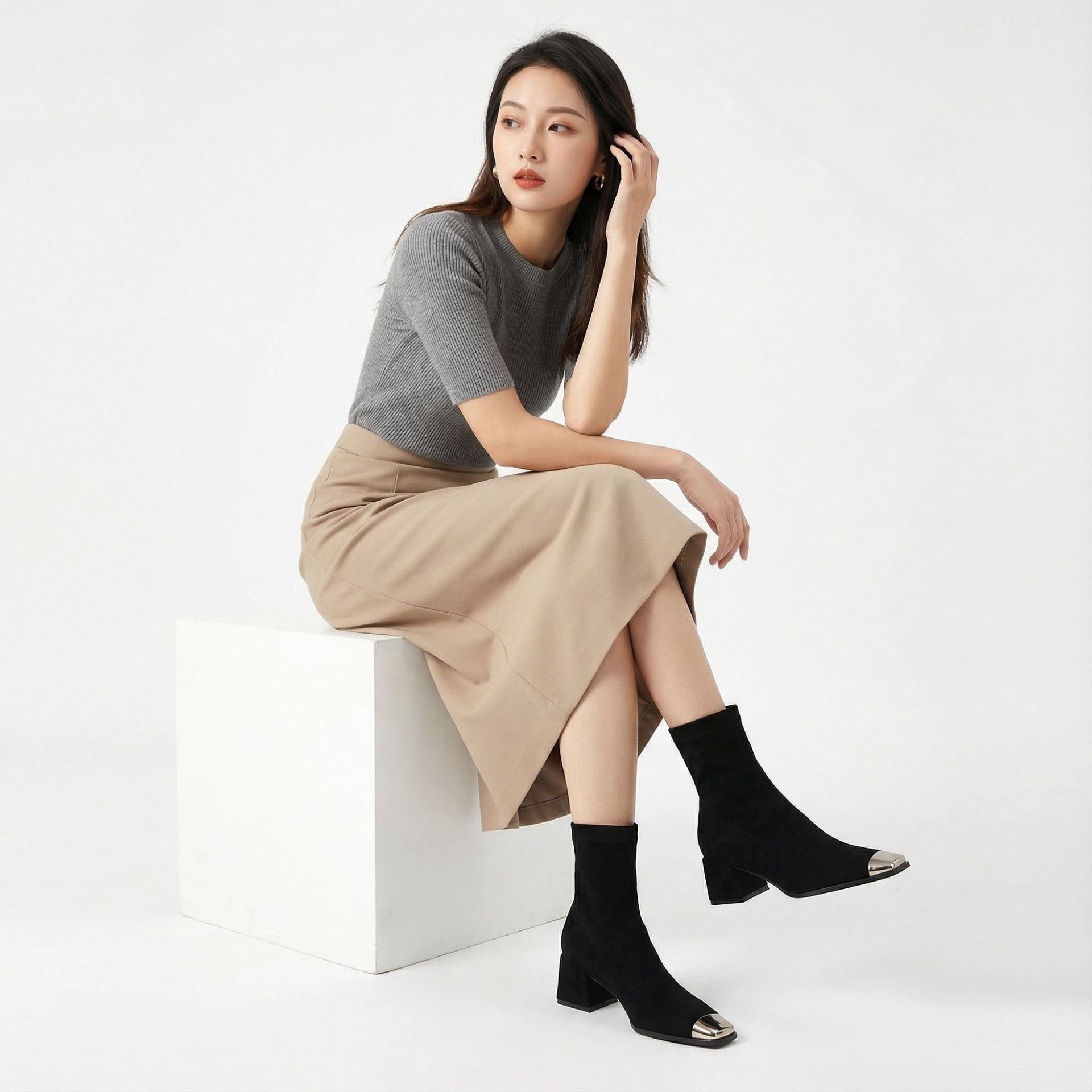 스웨이드 하이힐 2024 가을과 겨울 새로운 쇼트 부츠 심플 스퀘어 헤드 두꺼운 한국 스타일 우아한 올 매치 슬리밍 여성 부츠