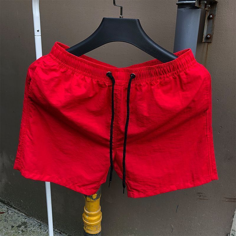 Pantalones de cuatro puntos Pantalones cortos casuales de verano para hombres Pantalones de playa de color caramelo para hombres de moda Pantalones de tres puntos deportivos sueltos de secado rápido