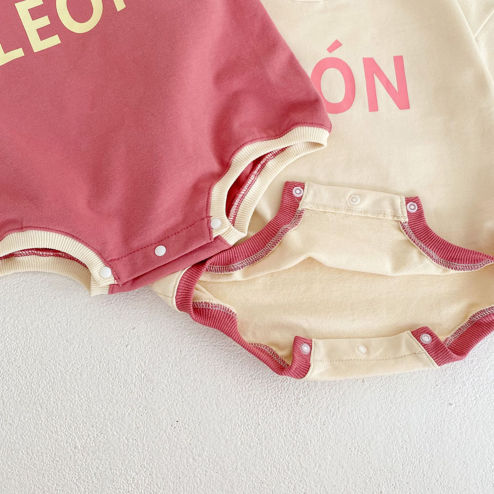 Collezione autunno 2024: maglietta a maniche lunghe con lettere stampate per neonati e bambini piccoli, pantaloni con toppa con faccina sorridente,_voghion.com