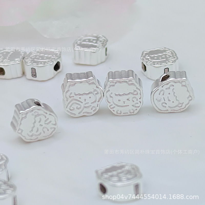 999 pure silver cartoon-style simple drawing of a little sheep, used as a charm bead or spacer bead for handmade DIY braided bracelets, pure silver sheep zodiac accessory