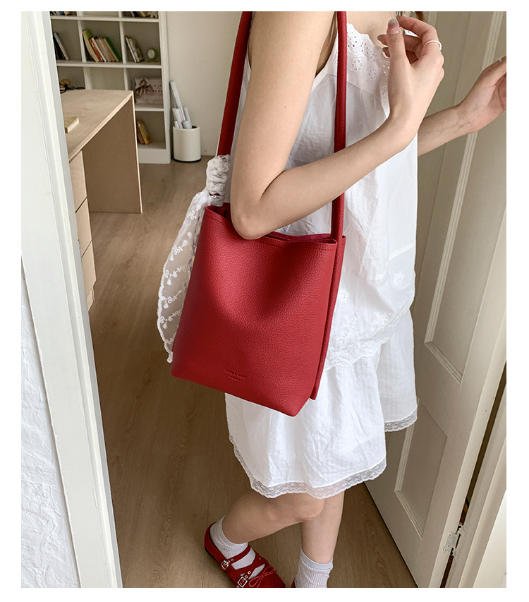 A trendy and versatile single-shoulder underarm bag for women in the summer of 2025, featuring a niche design and a simple commuting bucket bag Item Picture