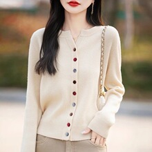 白枕鹤精致彩扣小V领毛衣开衫女外搭2026独特超好看春季新款针