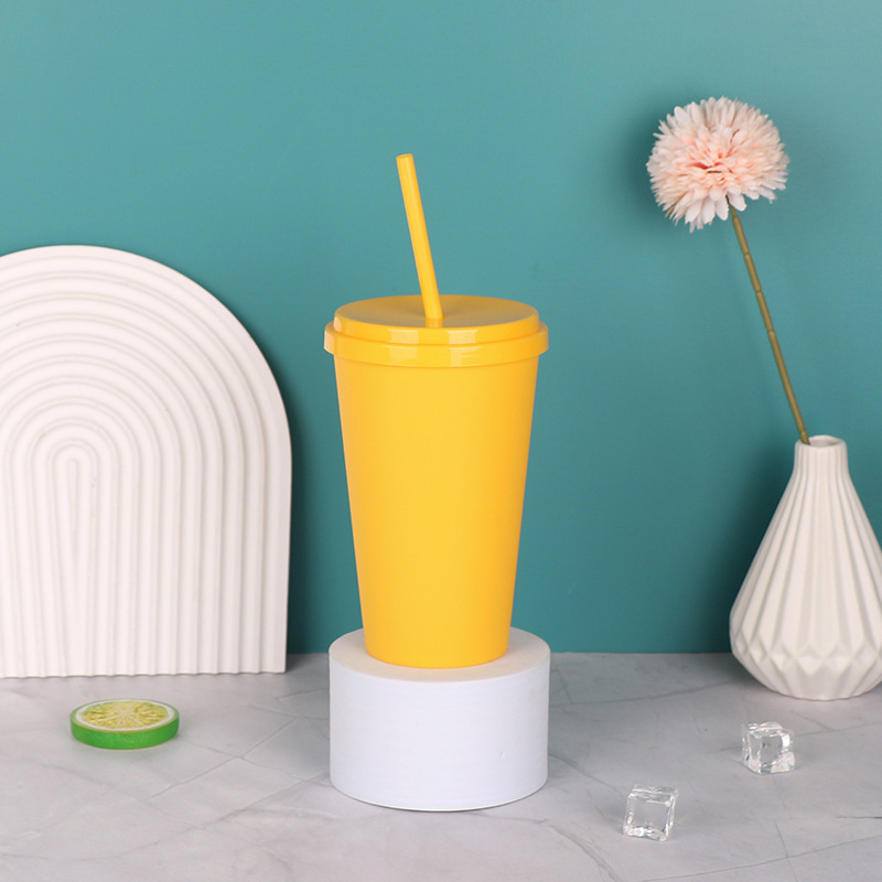Caramelo transfronterizo red de color rojo ventas calientes sin borde taza de paja de plástico americano con tapa taza de paja taza de agua mayorista