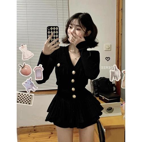 Chic V-neck Slim-fit Long-sleeve Knit Sweater with Pleated Cake-style Mini Skirt | Women's Autumn Ballet-inspired Two-piece Set