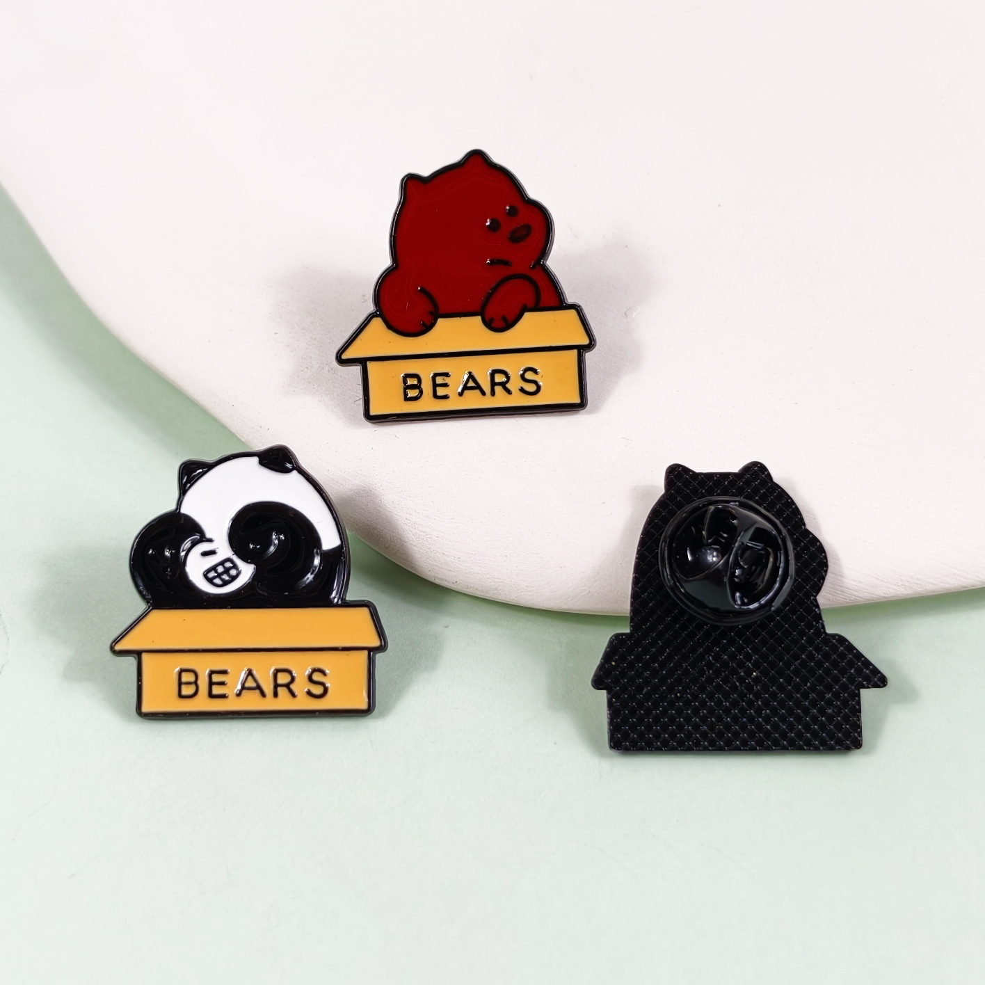 Dibujos animados anime tres broches de oso lindo mochila alfiler insignia aleación decoración conmemorativa insignia transfronteriza