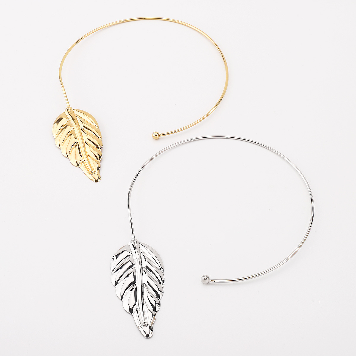 Small design three dimensional sophisticated choker