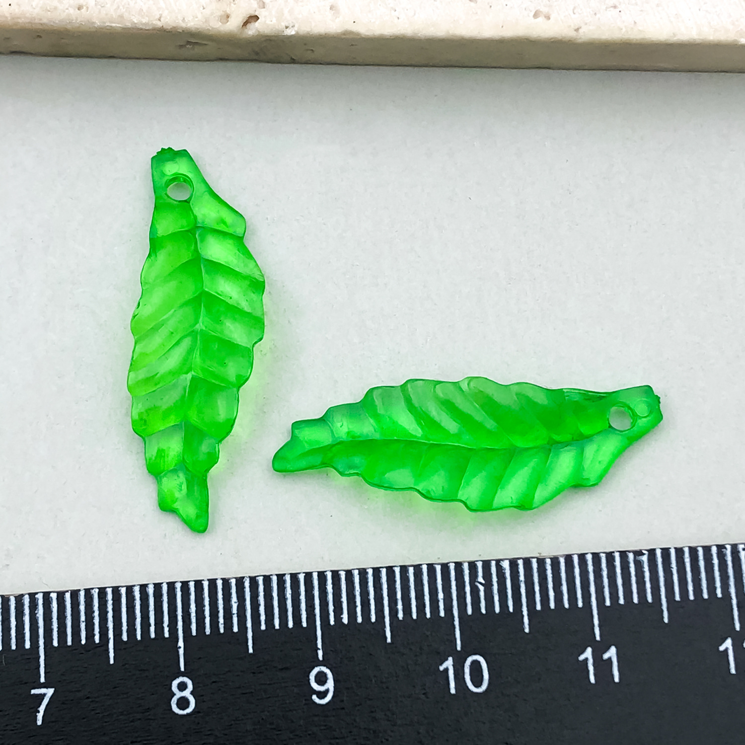 Simulación perforada chapada en color hoja de arce hoja verde hoja de uva accesorios de acrílico transparente hecho a mano pulsera decorativa de bricolaje cuentas