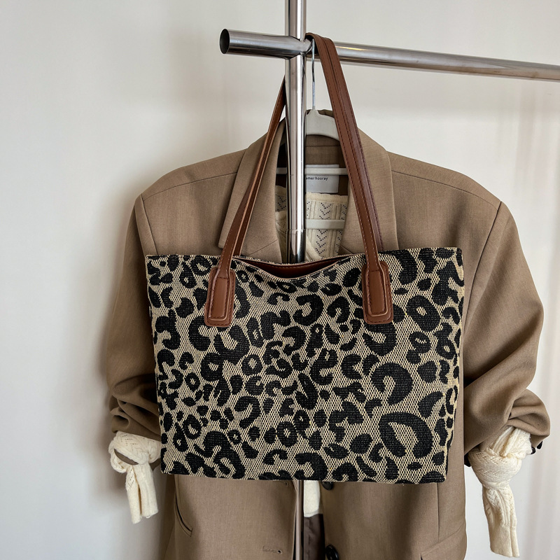 Este año popular bolsa de invierno de gran capacidad para mujeres 2024 nuevo nicho de leopardo bolso de hombro portátil