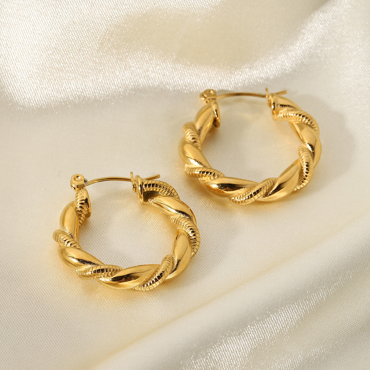 Gold-plated Stainless Steel Bread Pattern Double-strand Hemp Wreath Hoop Earrings display picture 4