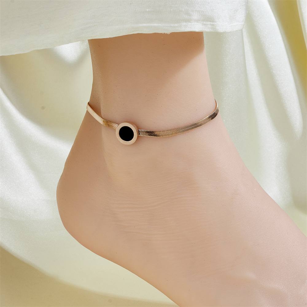 Cientos de tobilleras, tobilleras de lujo simples y ligeras, sentido femenino, accesorios de celebridades de Internet, temperamento de moda dorado de 18 quilates, cadena de pie de acero de titanio sexy