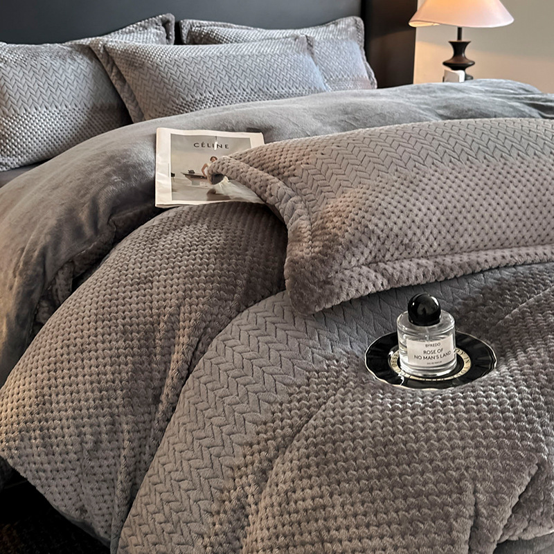 Alta calidad simple tallado leche de cama de seda de cuatro piezas de invierno coral cubierta de edredón de brida sábanas de seda de tres piezas