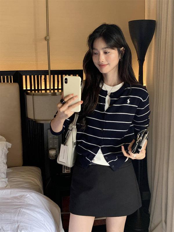 秋季新款设计感长袖韩系圆领小马刺绣针织开衫毛衣女纽扣高级感|undefined