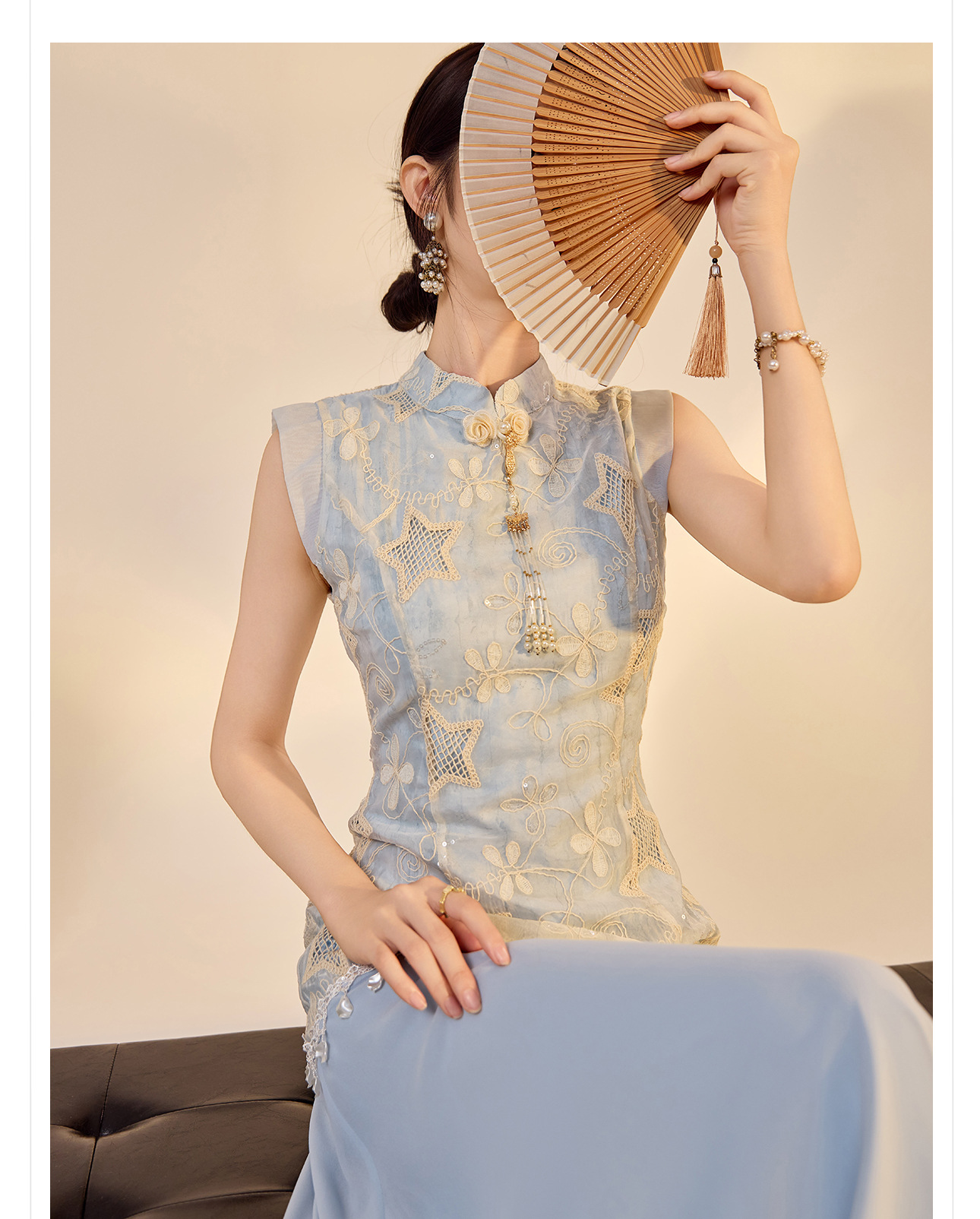 Váy sườn xám thêu hoa đào kiểu Trung Quốc mùa hè, thiết kế xẻ tà ôm sát gợi cảm — Ánh trăng xanh lam, Màu trắng be chi tiết 3