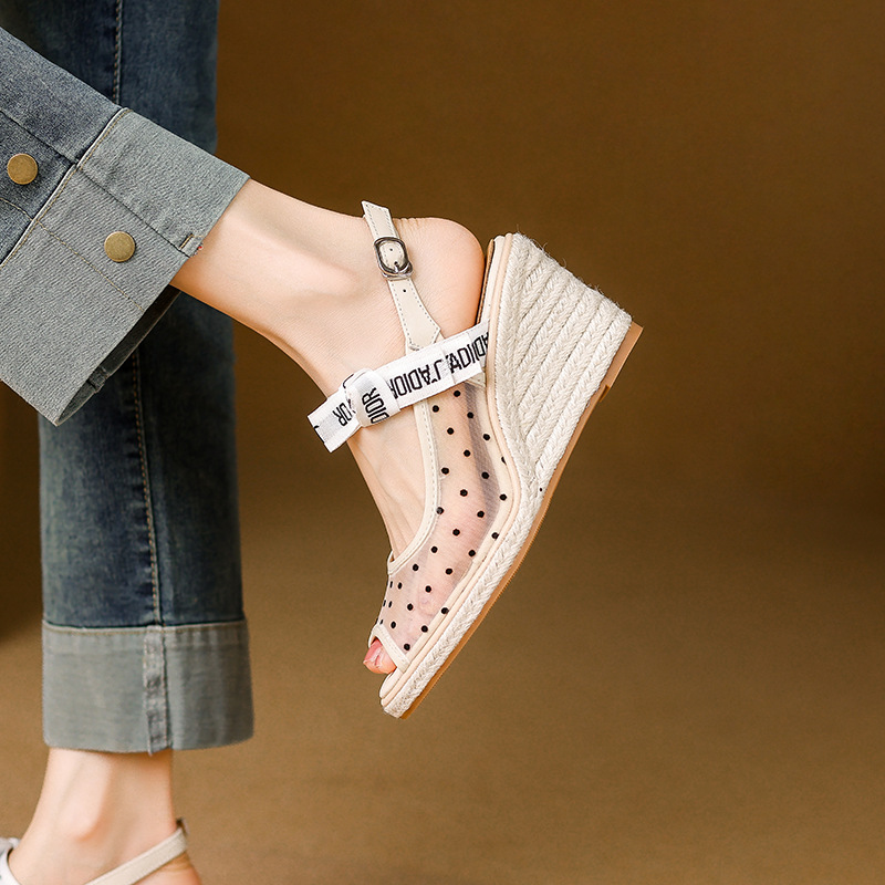 Sandal cao gót nữ hở mũi phong cách nghỉ dưỡng, đế xuồng đan rơm, quai một dây ngang, gót 9 cm — màu trắng ngà, chấm bi be