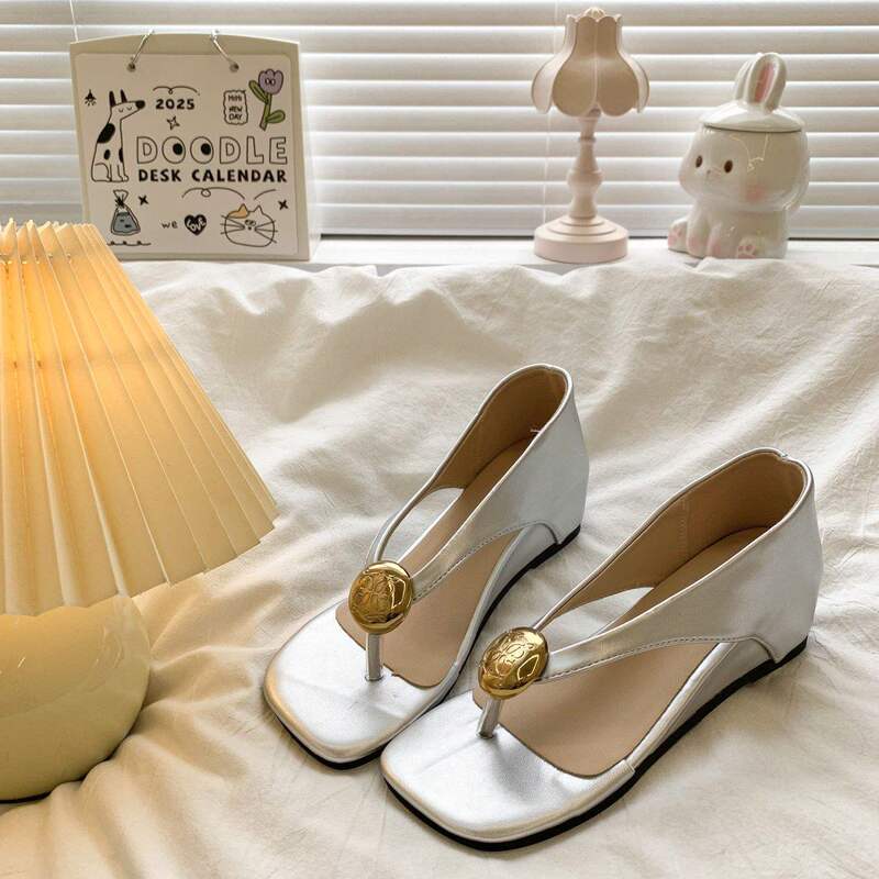 French-Style Wedge Heel Flip-Flop Sandals for Women, Summer 2025 New Model, Suitable for Wearing with Skirts, Silver-Colored Thong Sandals French-Style Wedge Heel Flip-Flop Sandals for Women, Summer 2025 New Model, Suitable for Wearing with Skirts, Silver-Colored Thong Sandals
