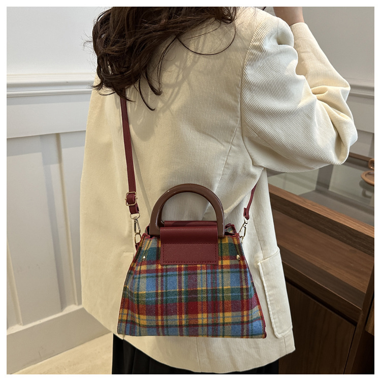 This is a trendy and stylish single-shoulder underarm bag with a contrasting color for the autumn of 2024. It features a unique design and is retro and individualistic undefined