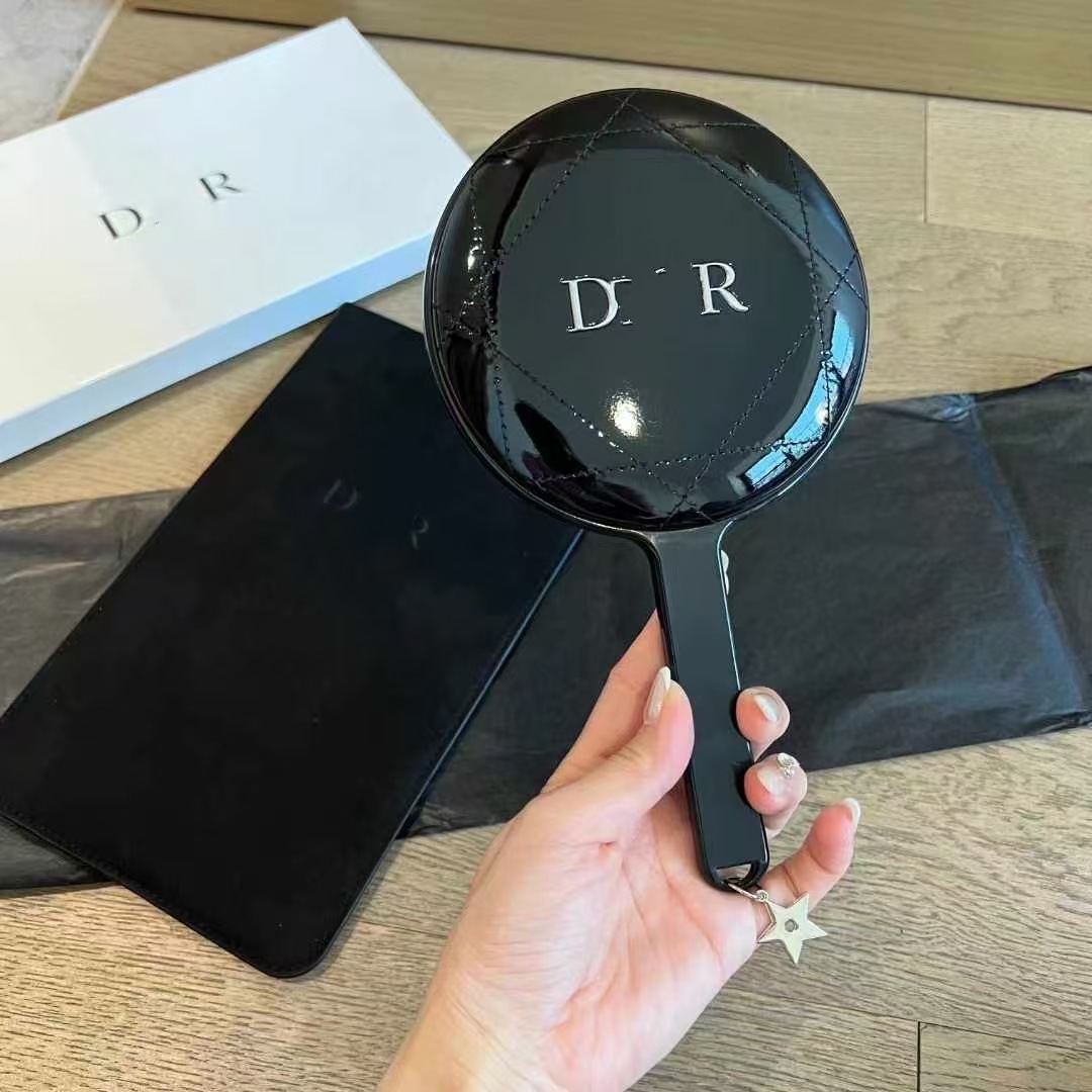 Dəsti ilə böyük ölçülü kosmetik güzgü, parlaq daşlı örtük